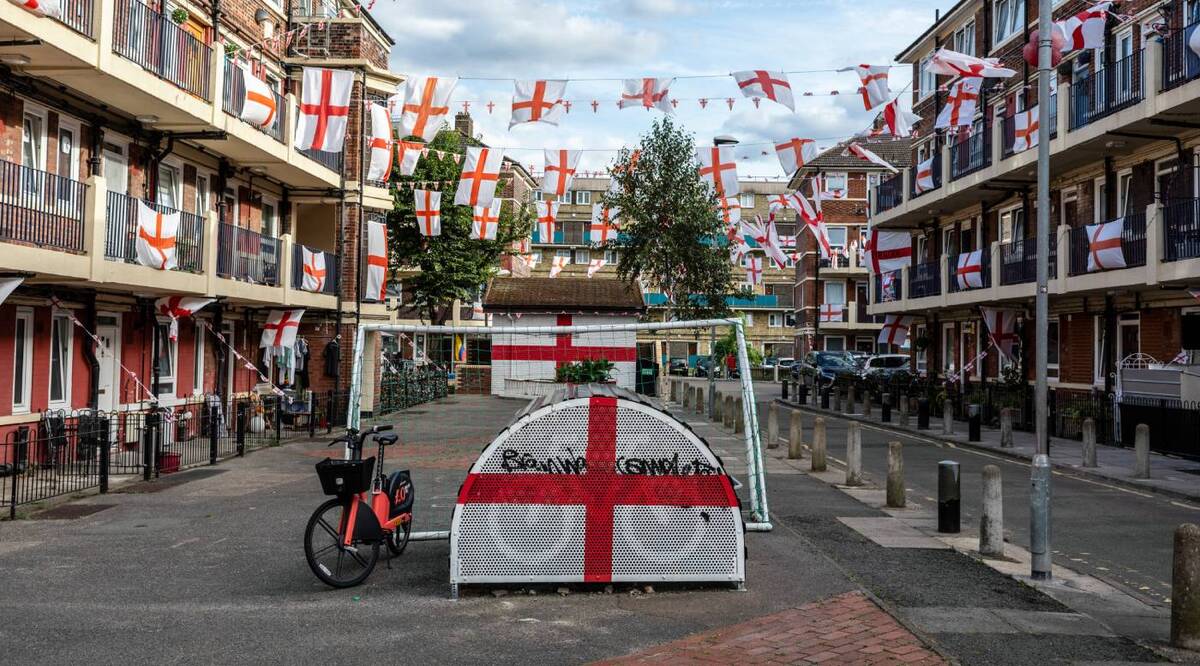 Las banderas de San Jorge engalanan el barrio de Kirby, en el sur de Londres, para conmemorar el torneo de fútbol de la Copa Mundial. | Foto: NYT