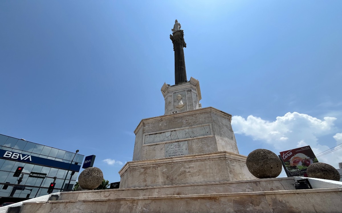La base de la estatua apareció con daños, así como basura a su alrededor luego de la festividad del triunfo de México en el Mundial.| YAZMÍN SÁNCHEZ