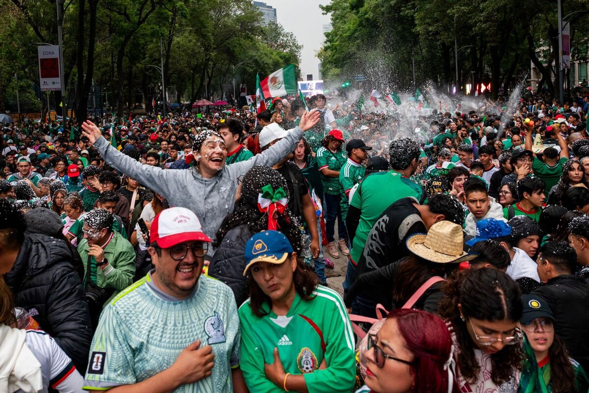 Celebraciones por el Mundial en Paseo de la Reforma. | Foto: Cuartoscuro
