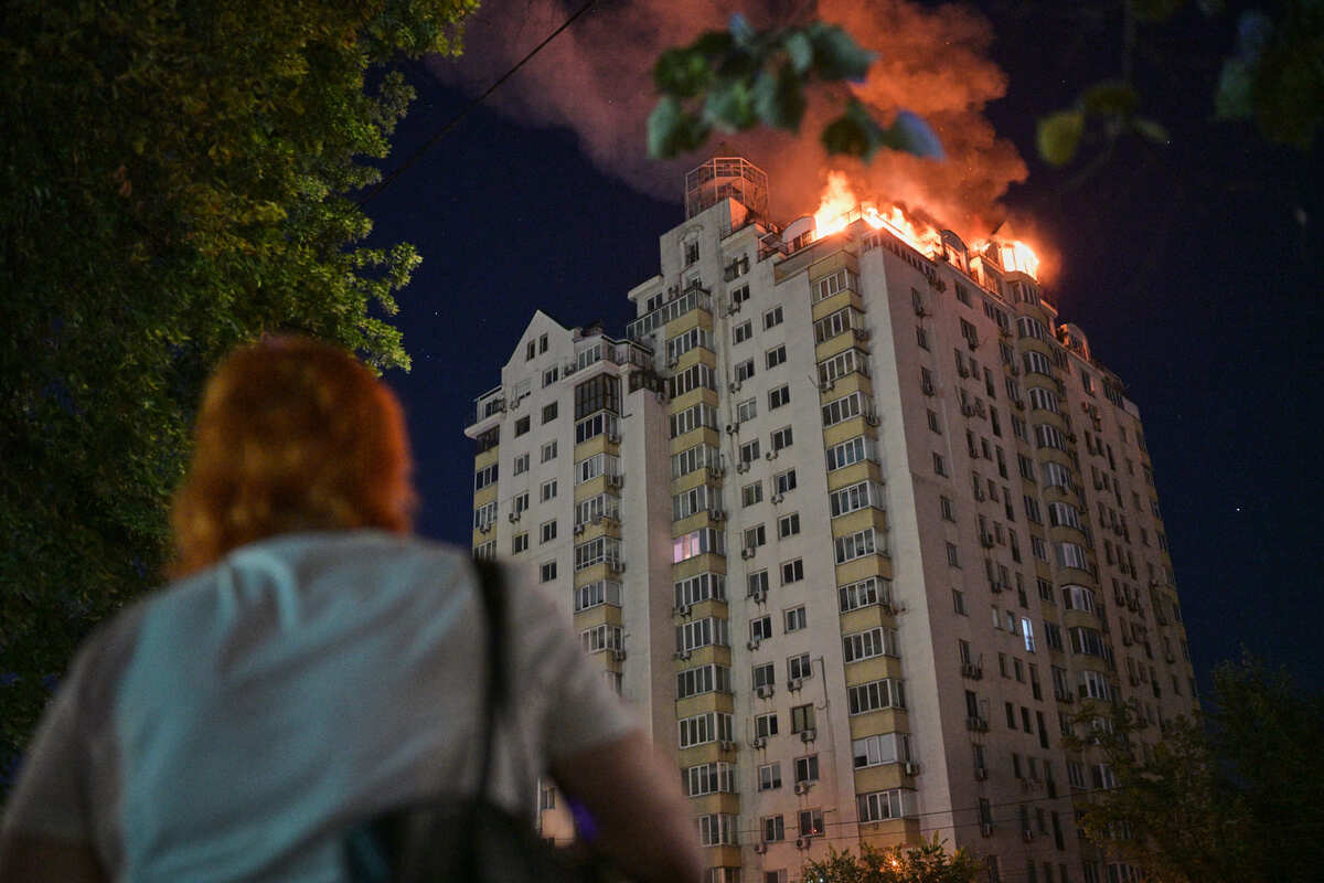 Edificio en llamas tras ataque ruso en Kiev, Ucrania |Foto: AP