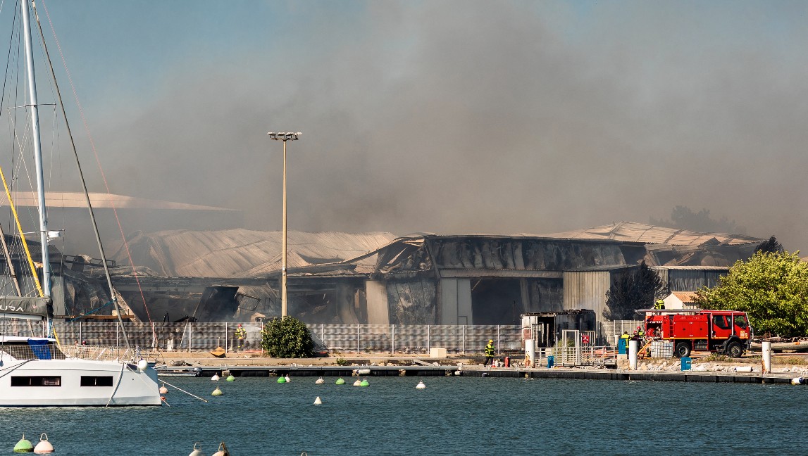 El incendio sorprendió a turistas y habitantes del lugar. | AFP
