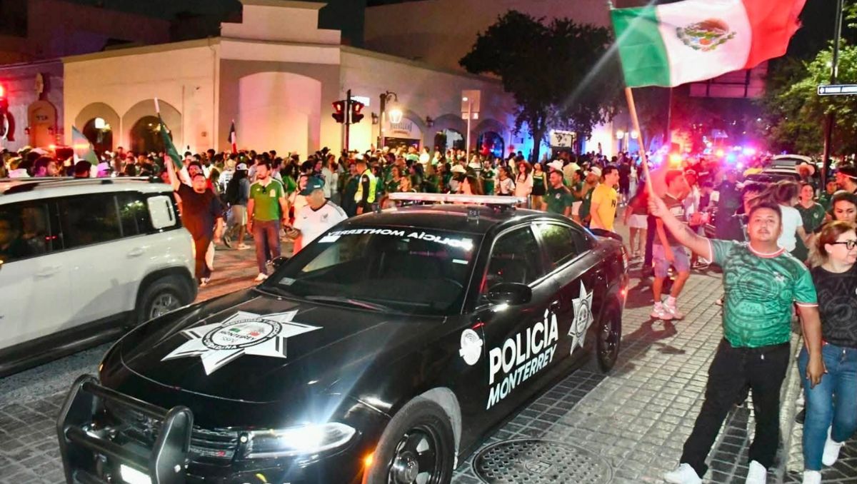 El vehículo quedó con la fascia posterior desprendida. | Especial