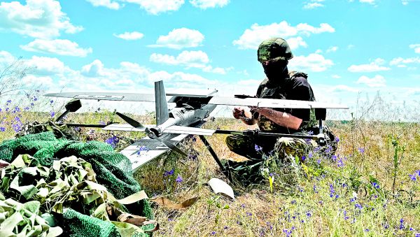 Un elemento de la Brigada Aerotransportada de las Fuerzas de Asalto Aéreo de Ucrania se prepara para lanzar un dron. REUTERS