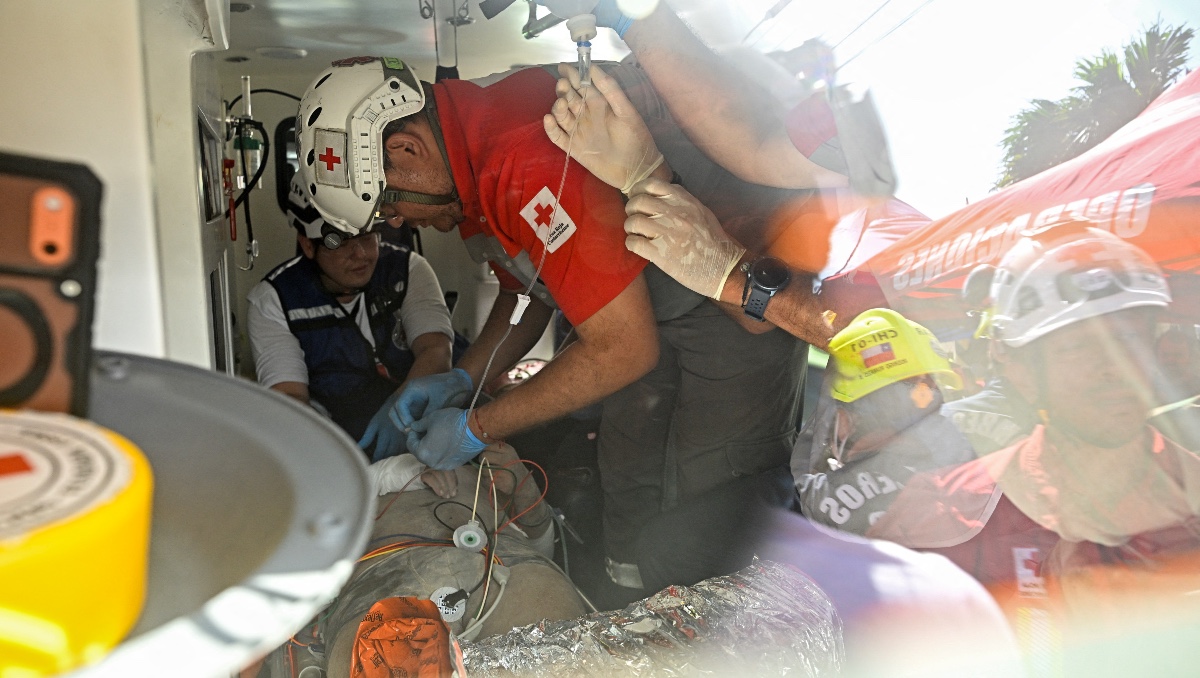 Equipo de rescate internacional ayuda a un superviviente de los terremotos en Catia La Mar, estado de La Guaira, Venezuela. | AFP