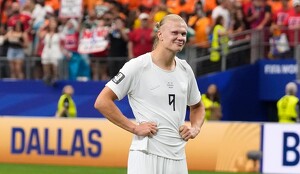 El delantero noruego, Erling Haaland reacciona al festejo de la Selección Mexicana al estilo vikingo.