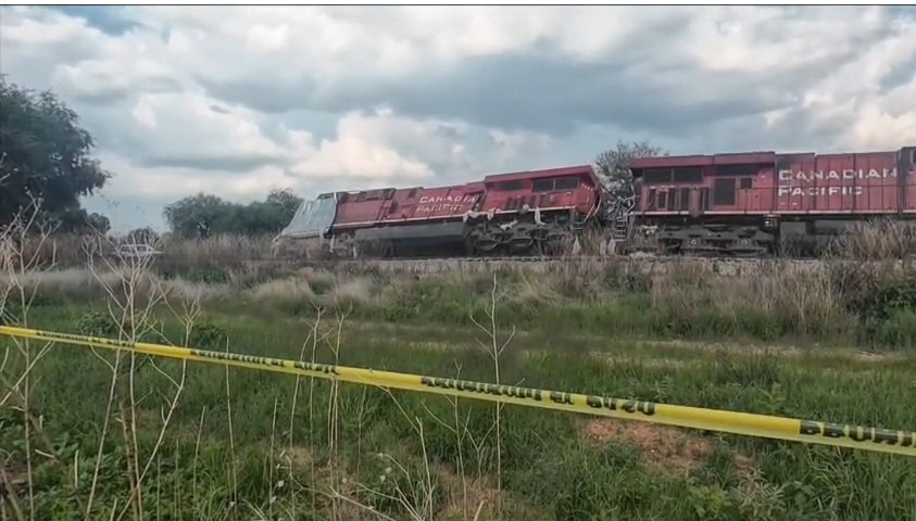Un fuerte choque entre un tráiler y el tren provocó el descarrilamiento de la locomotora. | Foto: Liberto Ureña