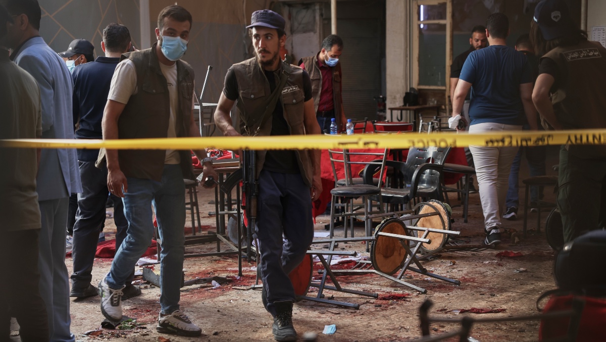 Las fuerzas de seguridad sirias inspeccionan el lugar tras la detonación de un artefacto explosivo en una cafetería. | AP