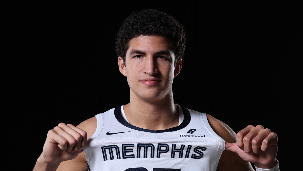 Karim López posa con el uniforme de los Memphis Grizzlies tras convertirse en el primer mexicano seleccionado en el Draft. (Agencia AFP)