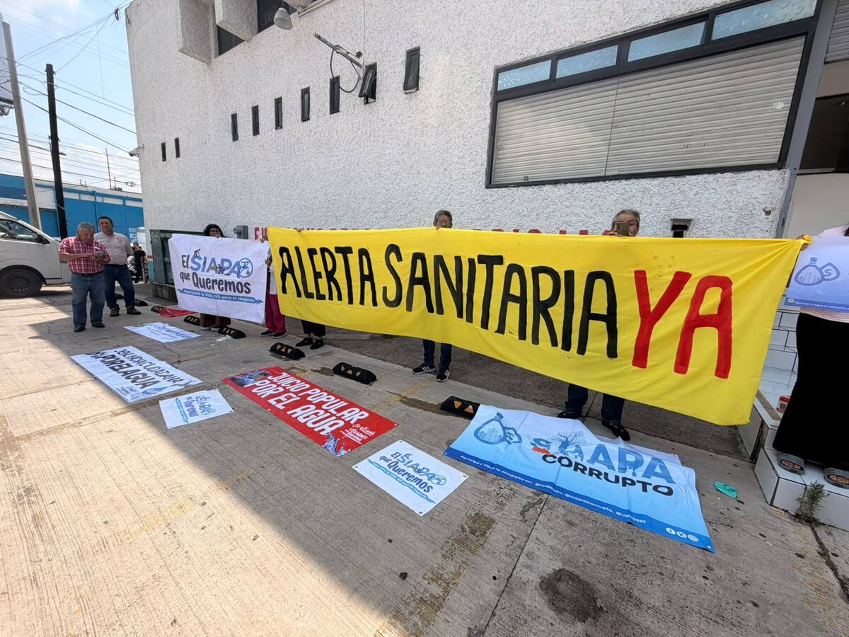 Manifestación a las afueras de la Comisión para la Protección Contra Riesgos Sanitarios de Jalisco. (Roberto Hurtado)