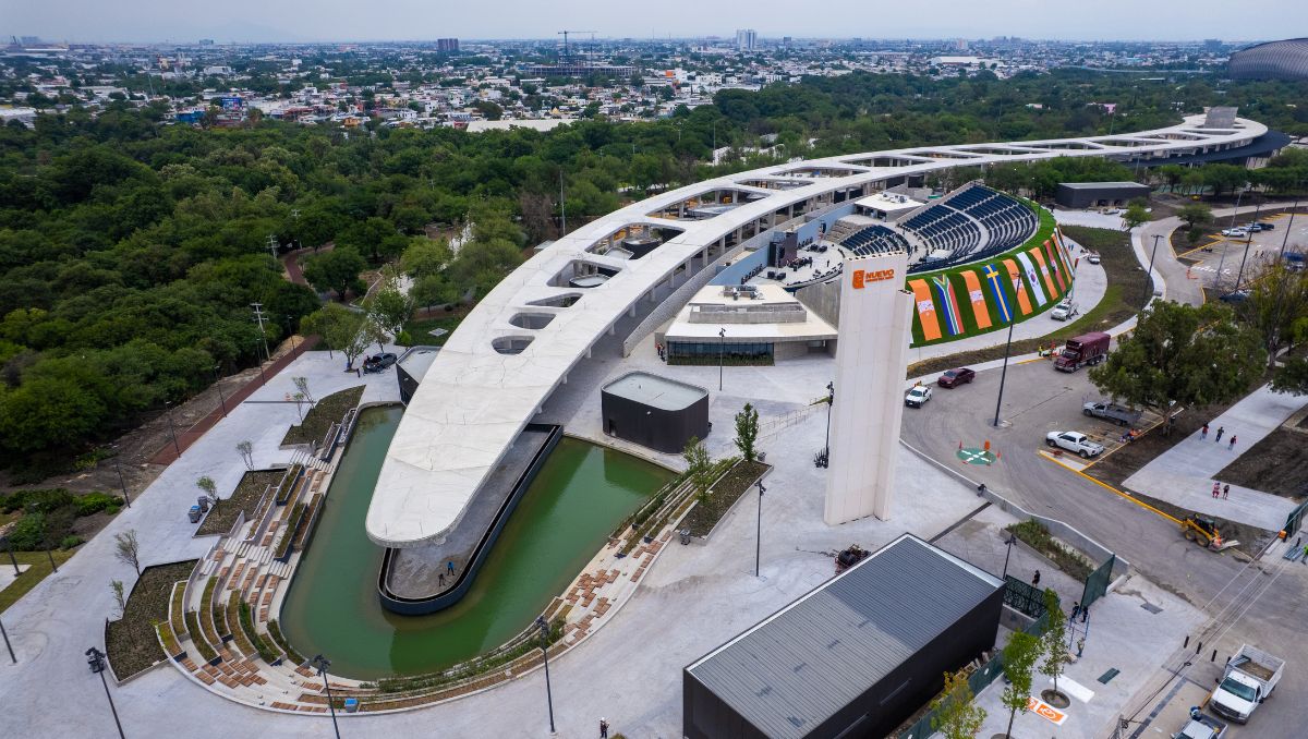 Entre las  obras más representativas destaca el Parque del Agua, de 78 hectáreas. Especial