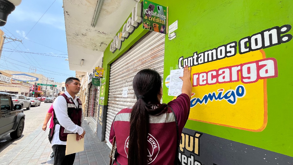 Personal de Protección Civil colocó avisos de "riesgo estructural" en inmuebles del Centro de Tampico. (Yazmín Sánchez)