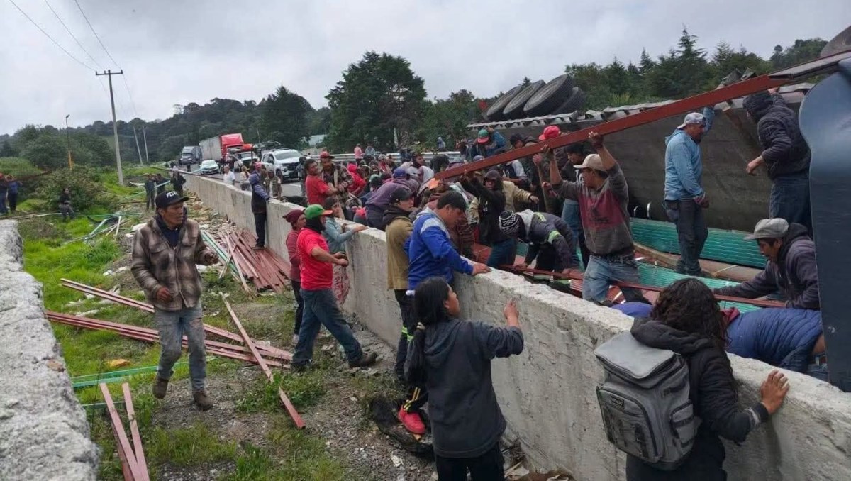 Volcadura de tráiler en la Puebla-Orizaba causa rapiña y caos vial | Especial