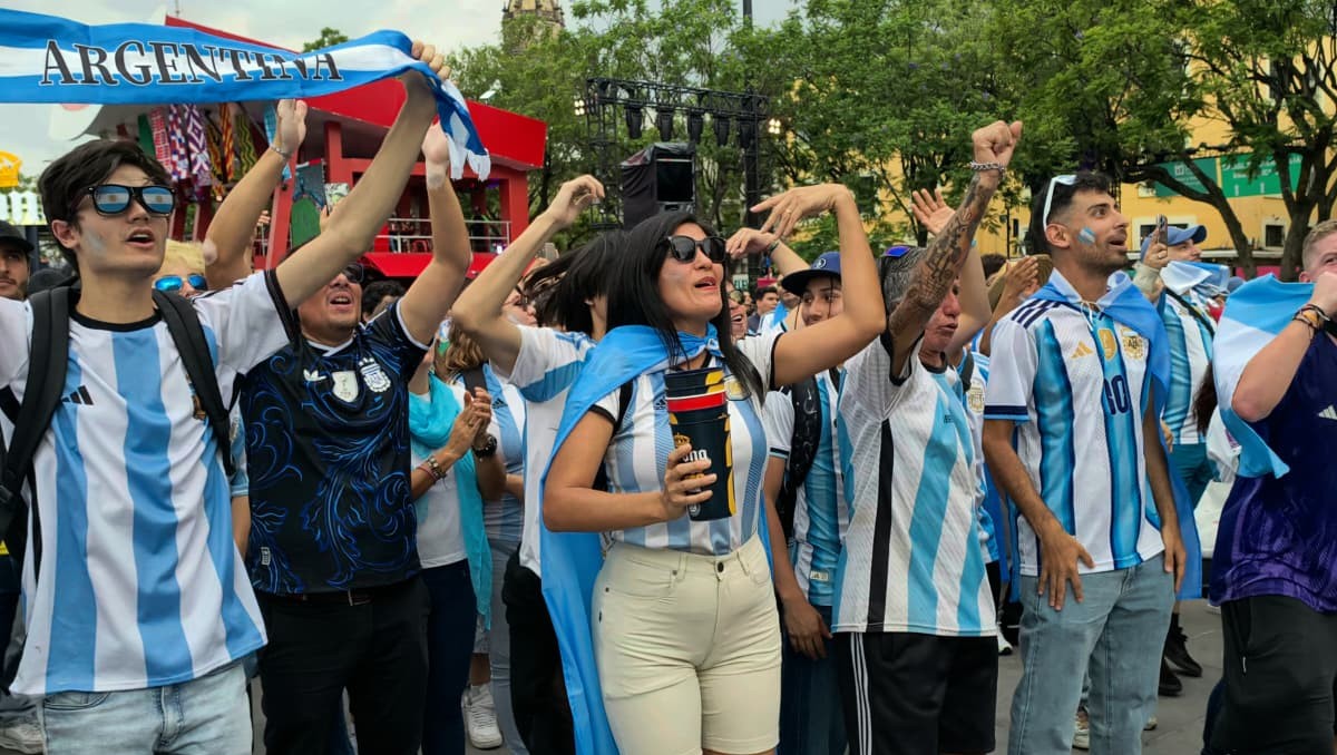 Los argentinos en Guadalajara eligen entre México e Inglaterra (Kevin Hernández)