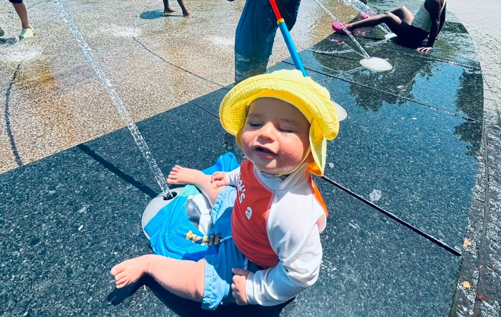 Bebé refrescándose en fuente de Nueva York |Foto: Arturo Ángel