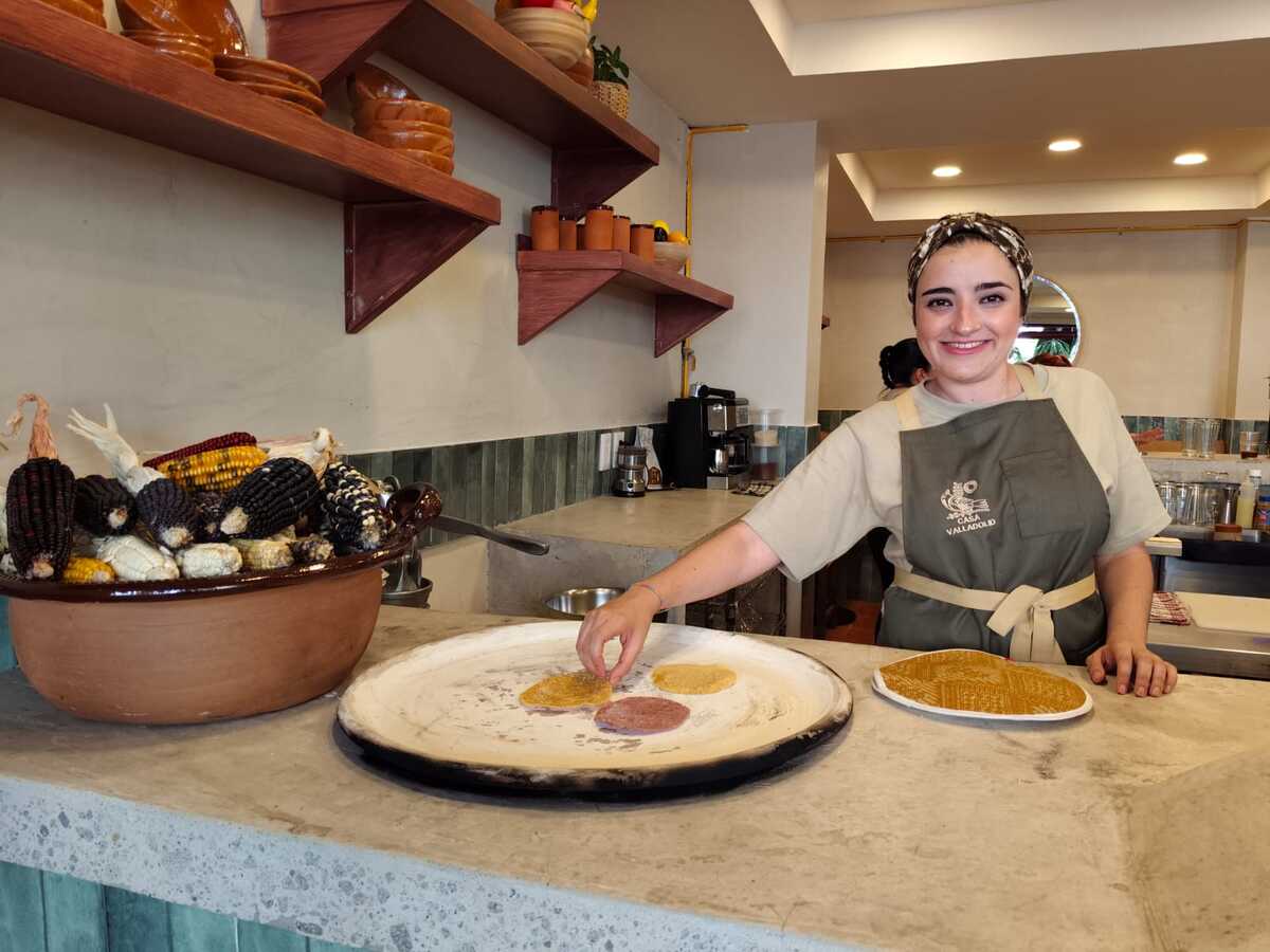 La chef Andrea Sayeg  en su nueva propuesta gastronómica en la colonia Condesa / Adriana Jiménez
