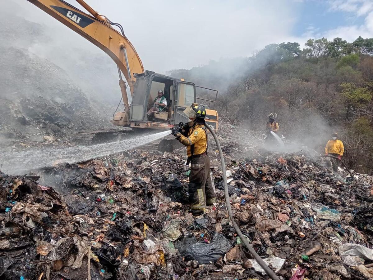 Así combaten el incendio en el relleno de Chilpancingo. | Foto: Rogelio Agustín