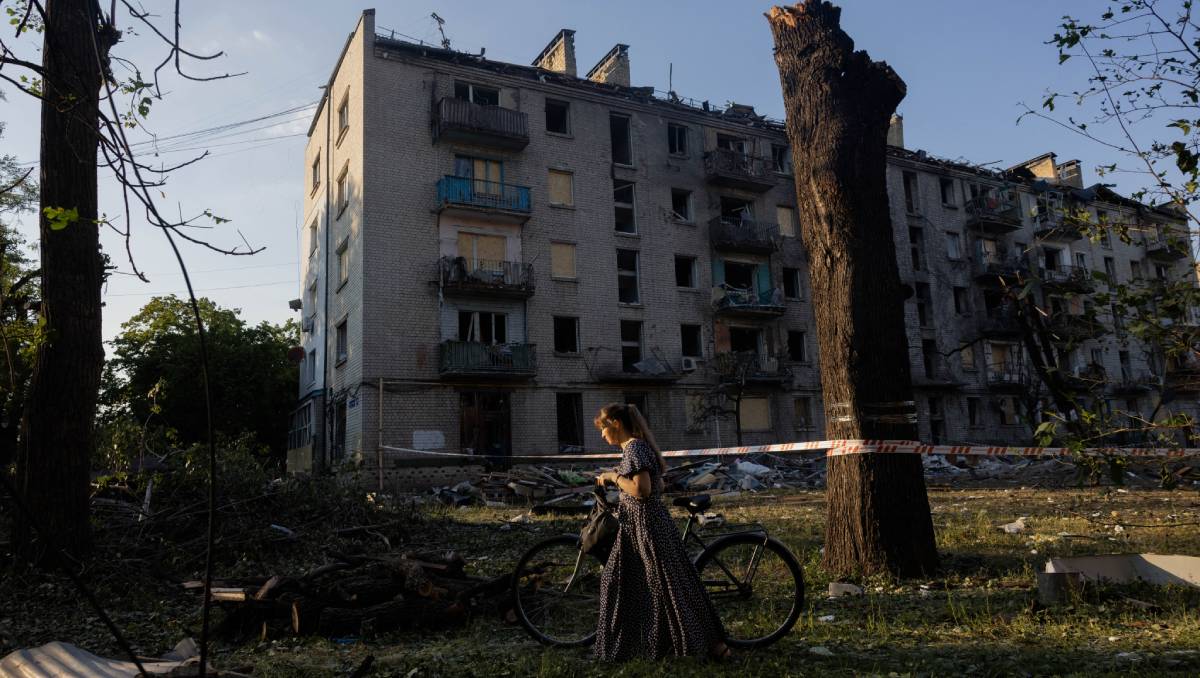 Daños a edificio residencial y boquete en el terreno contiguo causados por un proyectil. | Foto AFP