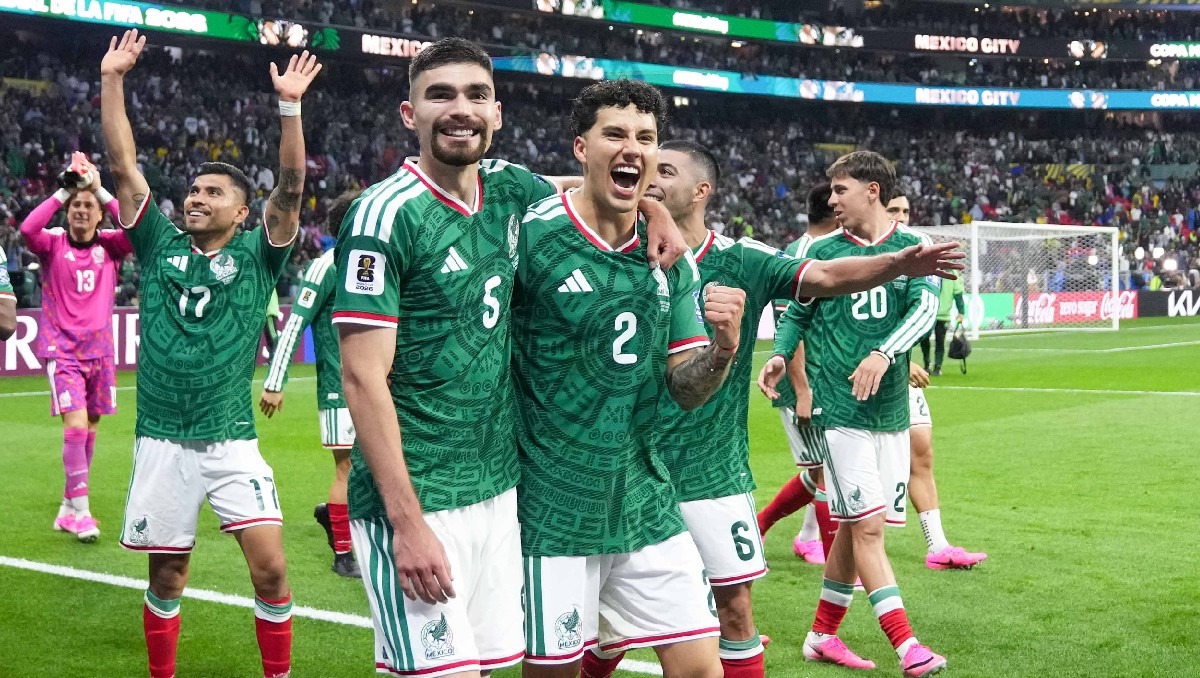 Elementos de la Selección Mexicana, encabezados por Johan Vásquez y Jorge Sánchez, desbordan alegría tras el silbatazo final. (Imago7)