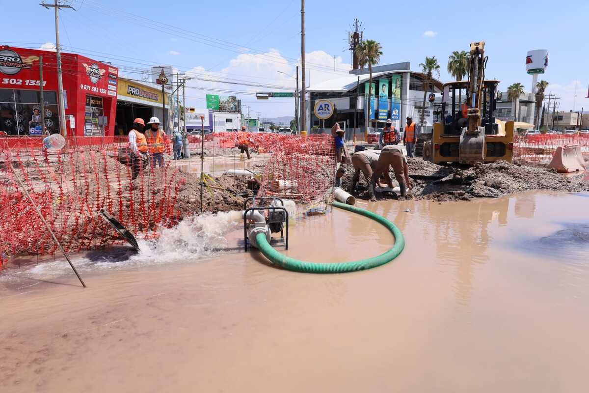 Fuga de agua interrumpe obras del Sistema Vial Abastos-Independencia. | Verónica Rivera.