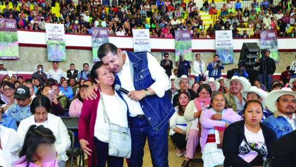 De gira en Zacapoaxtla, el gobernador urgió a conformar comités ciudadanos para agilizar el proyecto. Cortesía: Gobierno del Estado