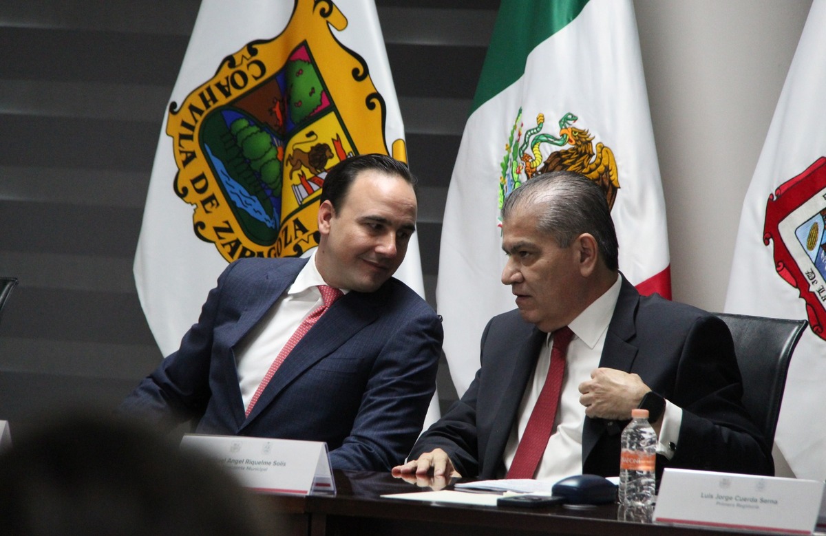 El gobernador Manolo Jiménez acompañó a Miguel Riquelme en su toma de protesta como alcalde de Torreón. (Roberto Amaya)