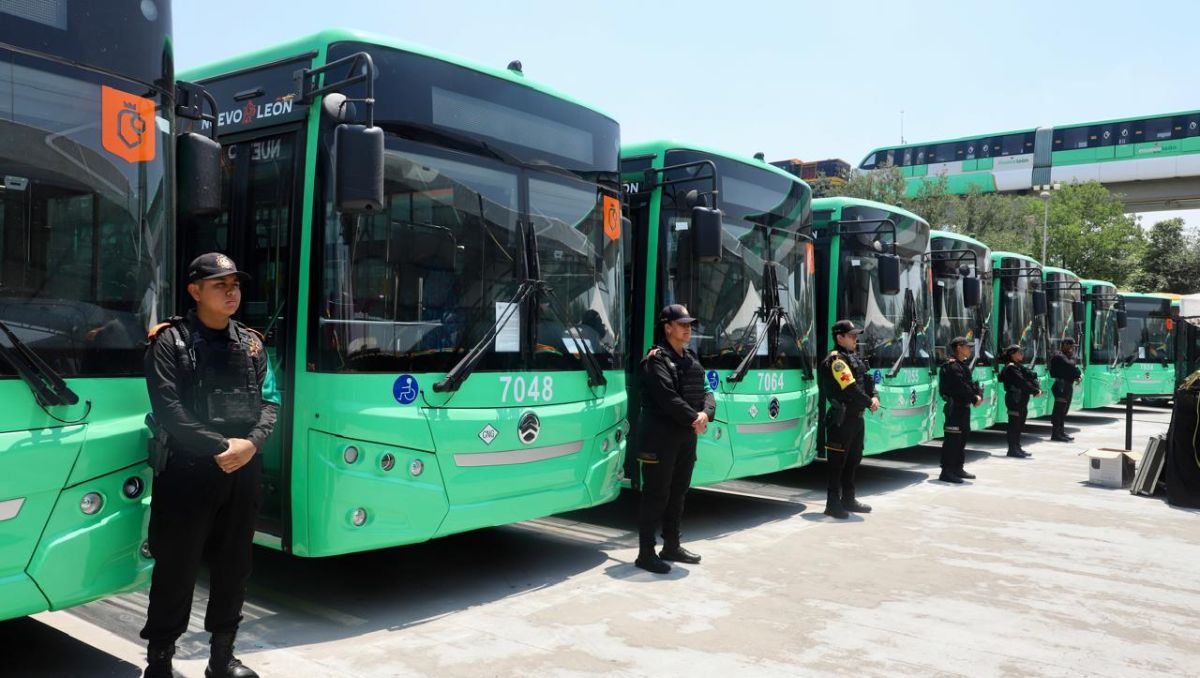 Gobierno del Estado incorporó este jueves 100 nuevos camiones al sistema de transporte público. | Roberto Alanís