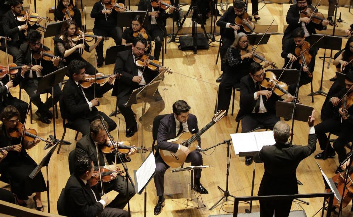 El guitarrista Rafael Aguirre y la Orquesta Sinfónica de la Universidad Autónoma del Estado de Hidalgo. (Facebook UAEH)