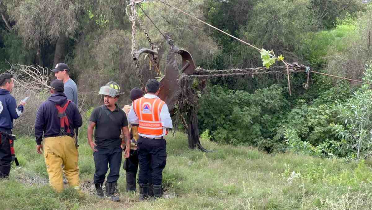 Integrantes del colectivo Ehécatl encontraron restos humanos durante labores de búsqueda en el Gran Canal, en Nextlalpan. | Foto: Juan Camacho