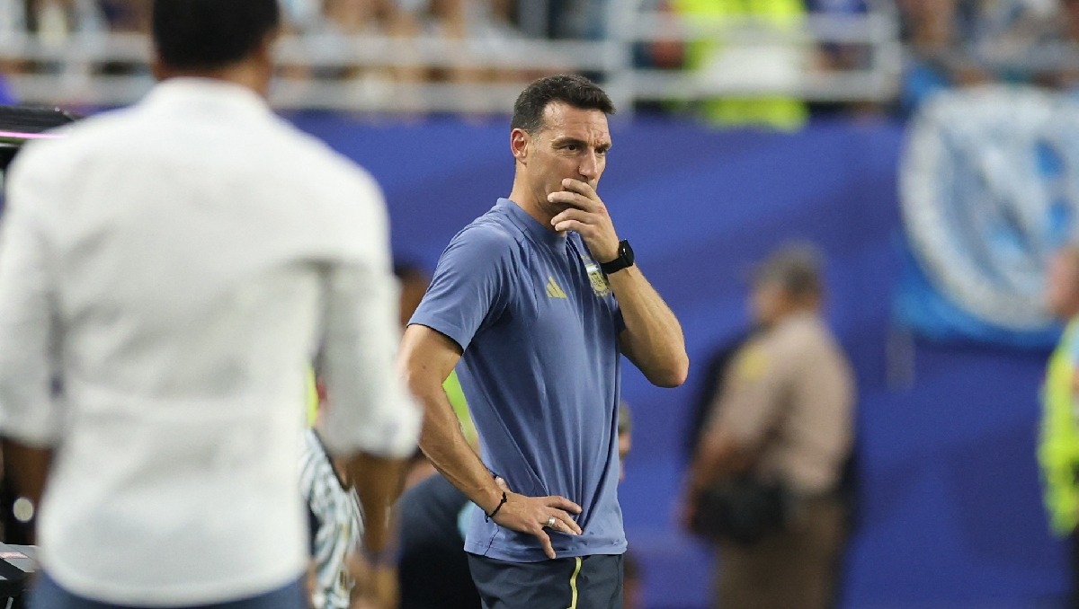 Lionel Scaloni observa el desarrollo del partido ante Cabo Verde. (Agencia AFP)