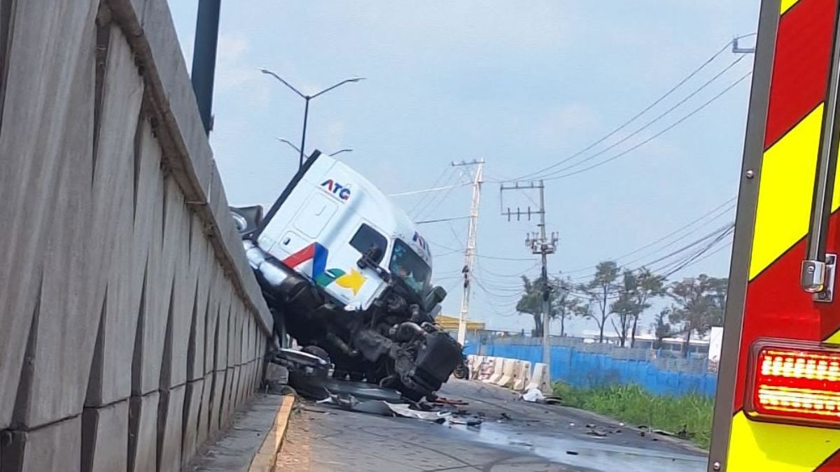 Pipa de carga impacta con automóvil y queda recostada sobre la carretera Irapuato-Abasolo