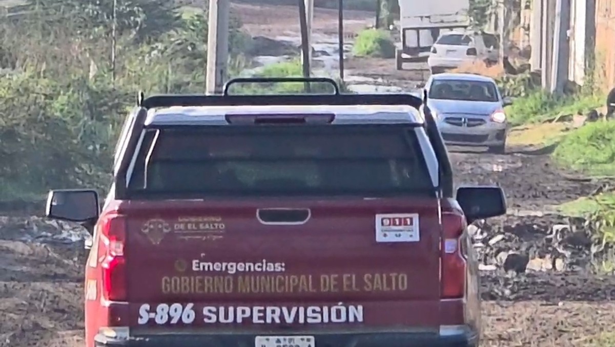 Policía acudió tras el reporte de un cuerpo dentro de un tinaco en El Salto (Juan Carlos Munguía)