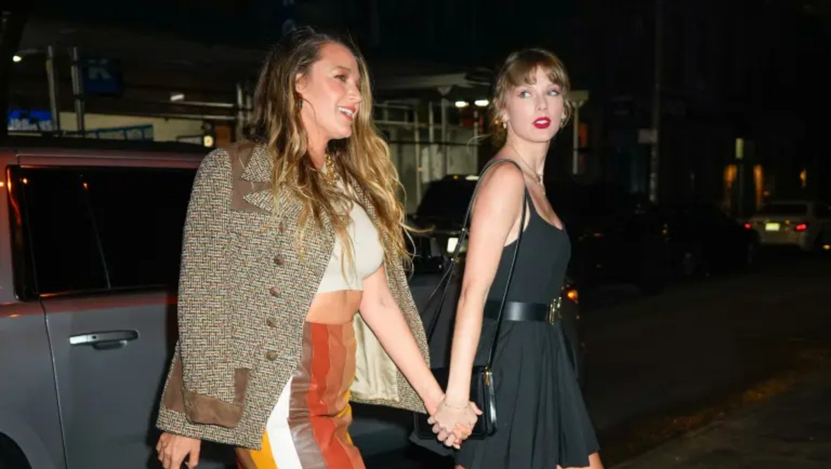 Taylor Swift tomada de la mano de Blake Lively. | FOTO: Especial