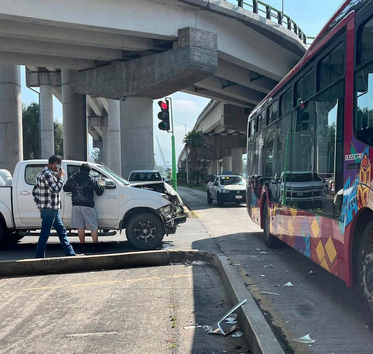 Accidente involucró a una unidad del Transporte Metropolitano. (Cortesía)