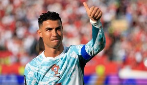 El influencer Armando Poyo mostró al pequeño Andrés Mieles, herido por los terremotos en Venezuela, un video de Cristiano Ronaldo invitándolo a un partido.