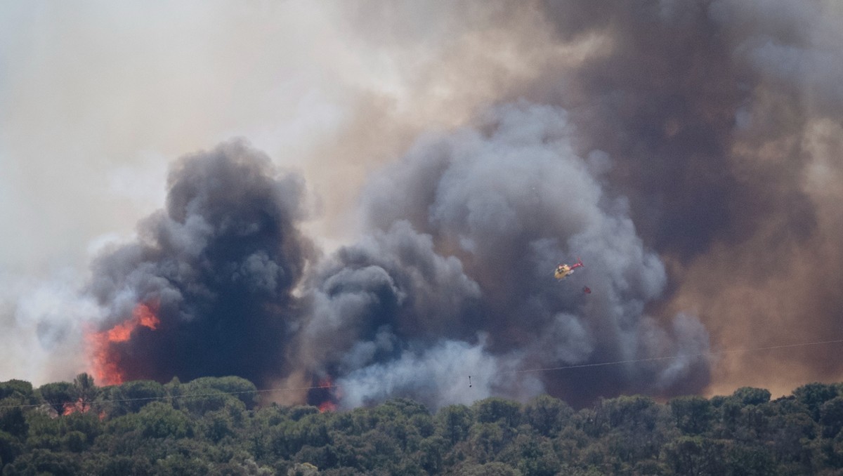 Helicópteros fueron desplegados en la zona para controlar el fuego | Foto: EFE