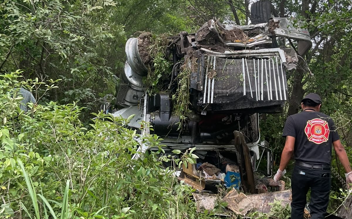 Hermanos en volcadura en carretera Tamuín-Ébano, SLP. | Cortesía