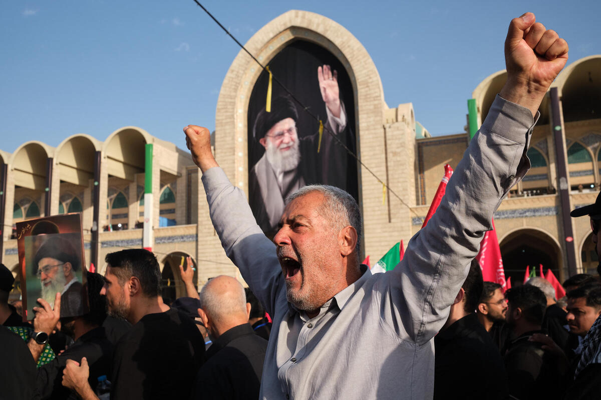 Hombre gritan el funeral del asesinado líder supremo de Irán Alí Jameneí. | EFE