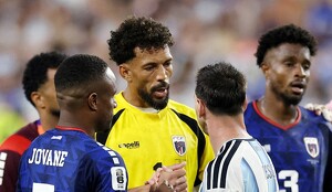 Tras la eliminación, jugadores de Cabo Verde esperaron a Leo Messi para tomarse fotos con él.