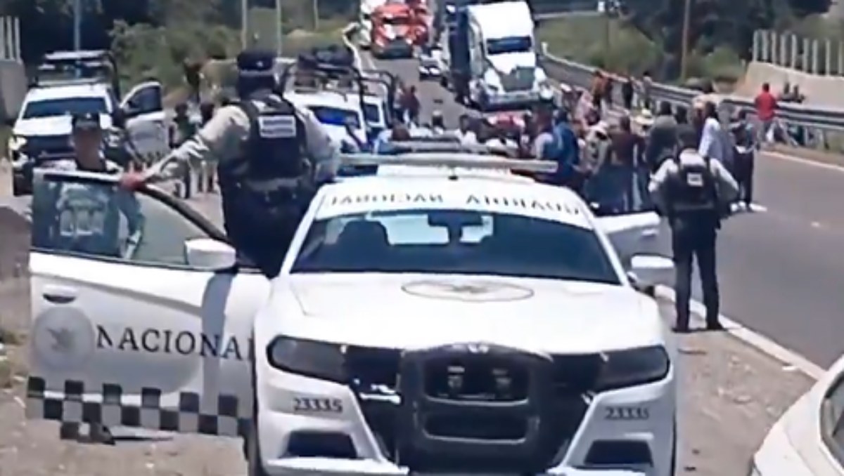 Operativo contra robo a transporte desata bloqueo en la Puebla-Orizaba | Video de Jesús Daniel Cruz