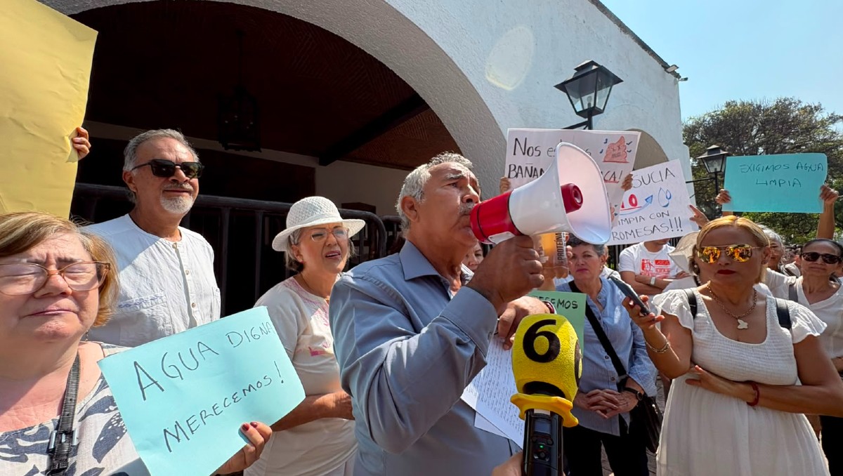 Protesta llegó a Casa Jalisco exigir mejor agua en Guadalajara (Fátima Briceño)