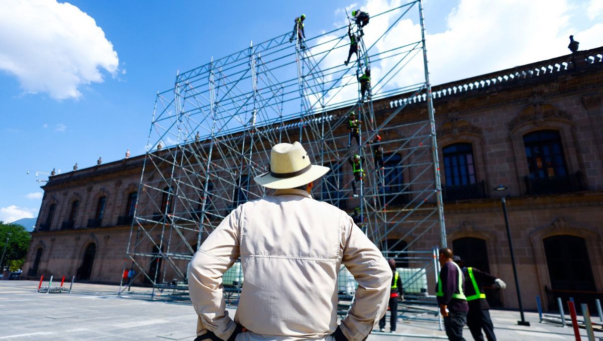 Este viernes ya se pudo observar la instalación de pantallas en la parte trasera del Palacio de Gobierno. Jorge López