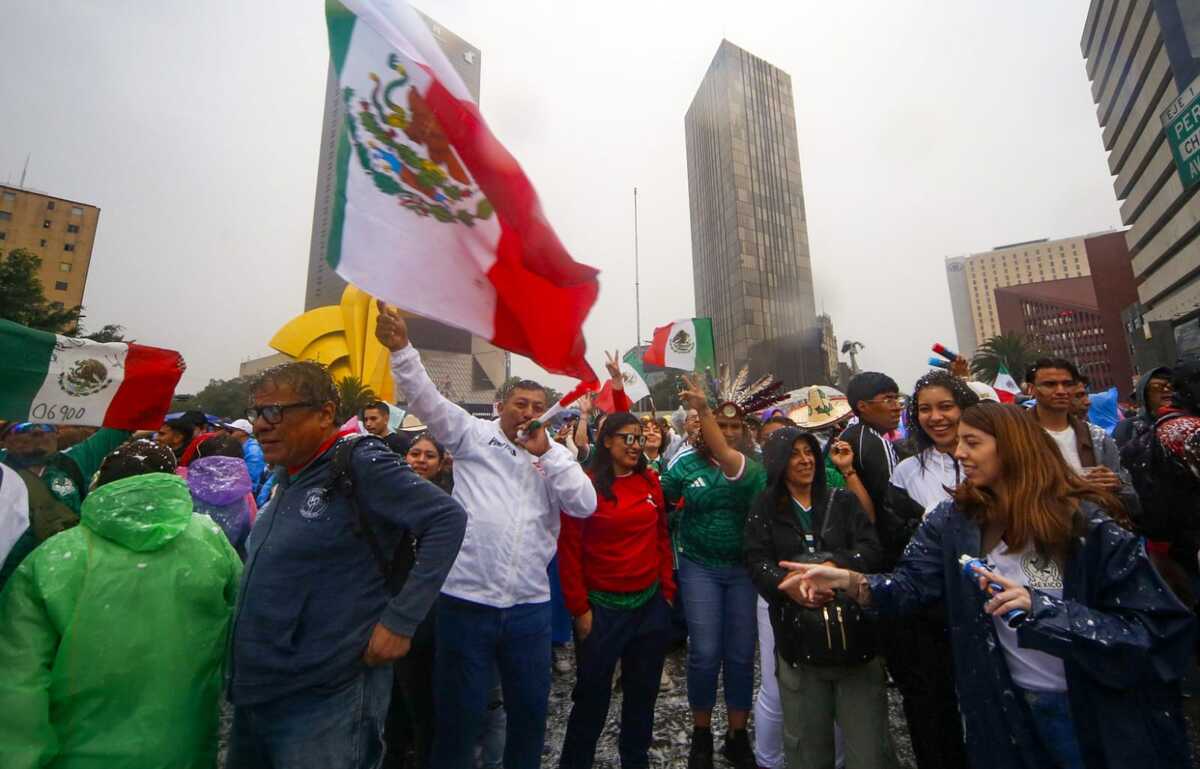 La afición mexicana se reúne en las calles capitalinas previo al partido mundialista. | Foto: Araceli López