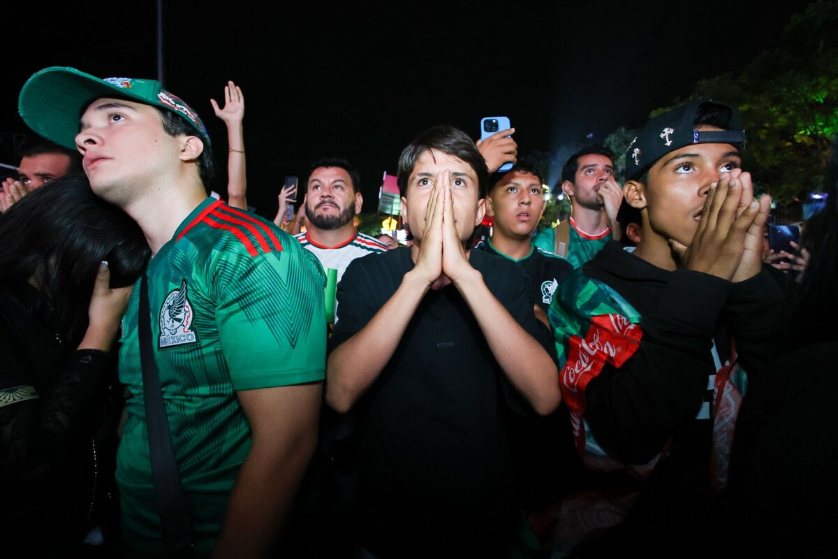 Aficionados tristes en el Fan Fest. (Farid Santos)