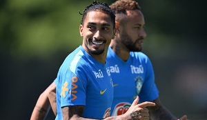 Raphinha, jugador de la Selección de Brasil, podrá ver actividad ante Noruega si el entrenador Ancelotti así lo requiere.