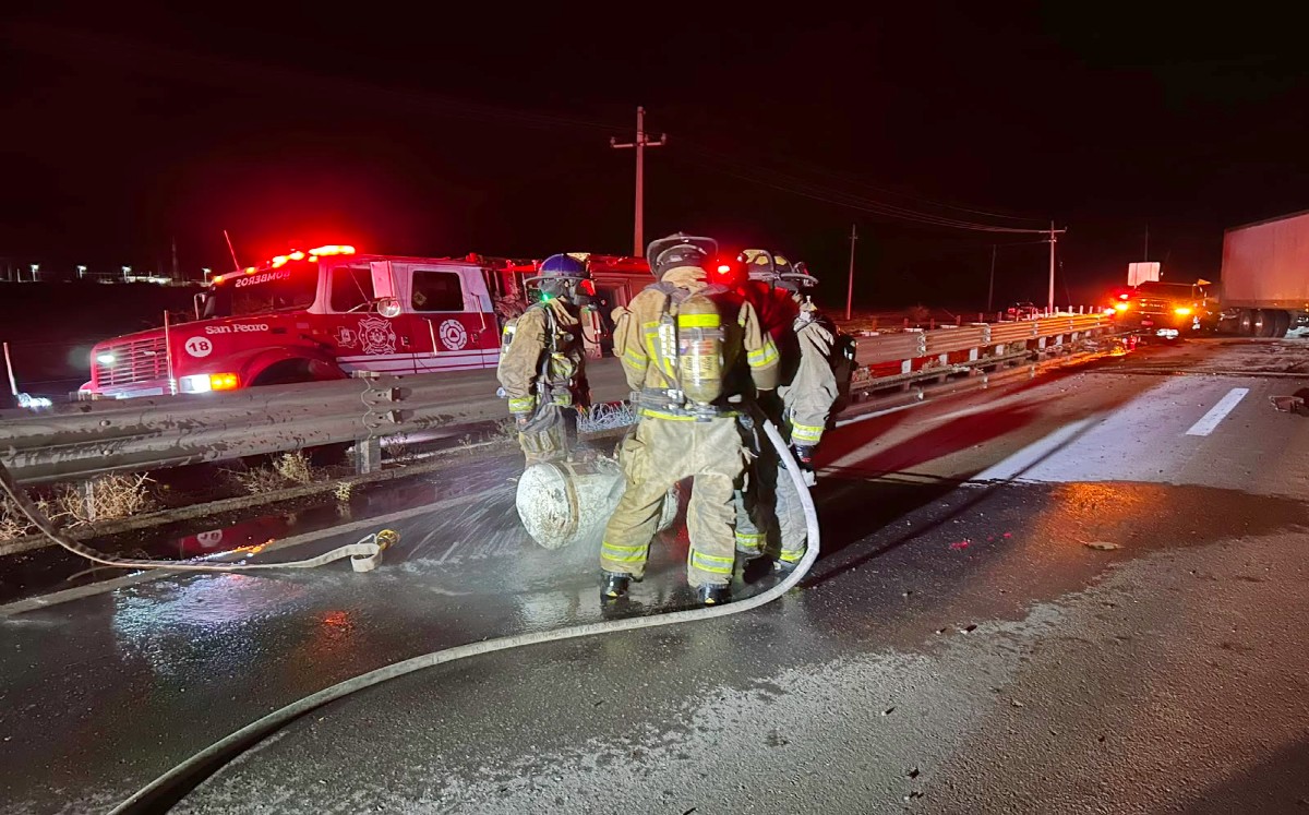 Bomberos de Matamoros controlaron la fuga de dos tanques de gas que cayeron un camión accidentado | Eunice Muñoz