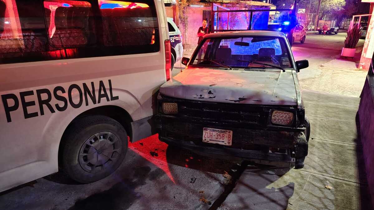 Detienen a conductor ebrio tras chocar vagoneta de personal en Torreón.| Especial.