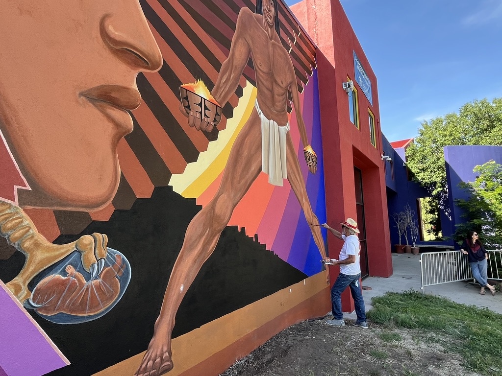 Emanuel Martínez en la restauración del mural La Alma. | Foto: Gardenia Mendoza