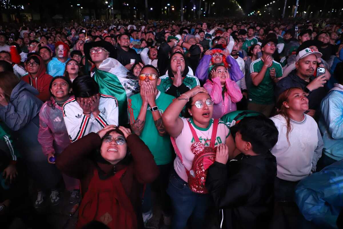 La emoción dio paso al silencio entre los seguidores que permanecieron atentos hasta el último minuto del partido de México | Foto: Javier Ríos
