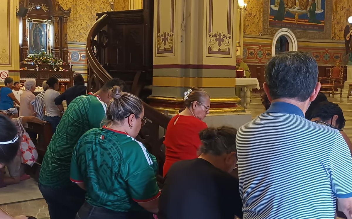 Familias asisten a iglesia con camisa de México.| Jesús Alberto Garcia