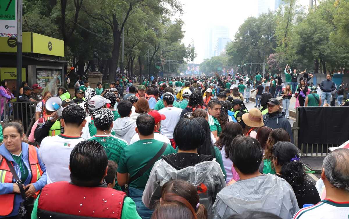 Ingreso de fanáticos a Paseo de la Reforma para el partido de México vs Inglaterra. | Foto: Javier Ríos